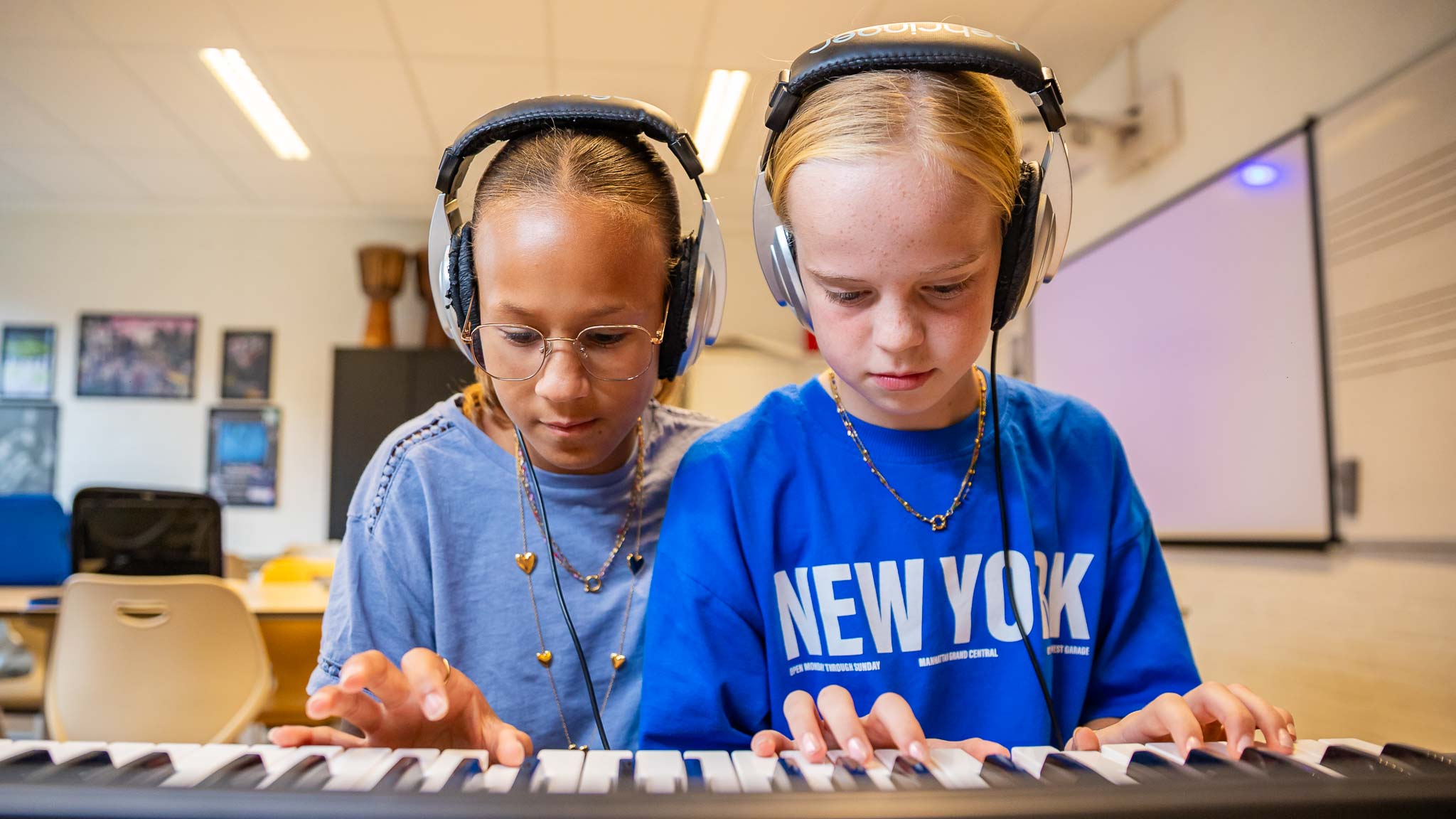 playing piano, girls, classroom