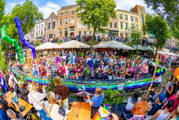 Pride boot in de grachten van Utrecht